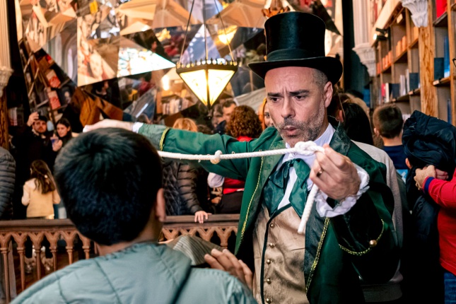 Wizard of Oz lights up Christmas mornings at Livraria Lello 